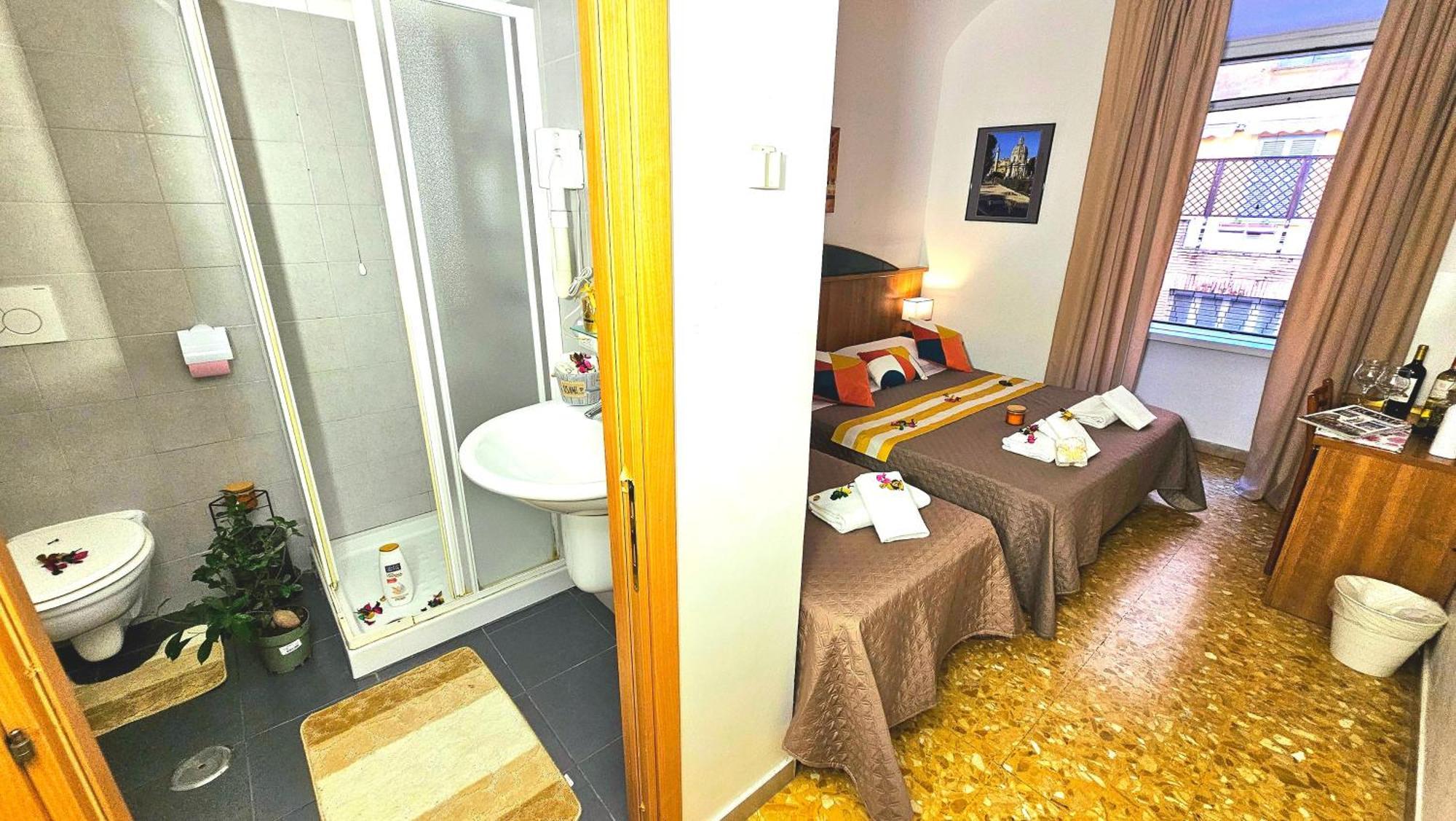 A Casa Simpatia Roma - Free Parking If You Book 4 Nights Bed & Breakfast ภายนอก รูปภาพ