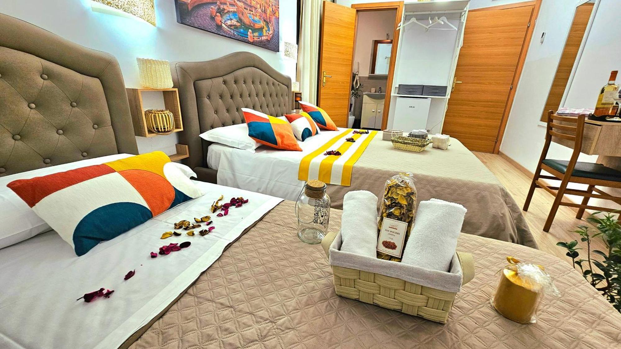 A Casa Simpatia Roma - Free Parking If You Book 4 Nights Bed & Breakfast ภายนอก รูปภาพ