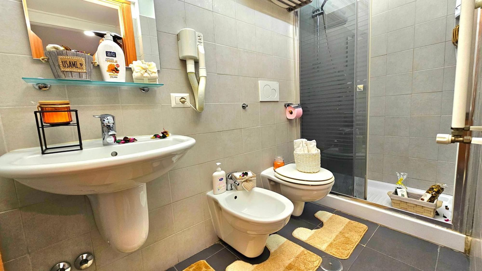 A Casa Simpatia Roma - Free Parking If You Book 4 Nights Bed & Breakfast ภายนอก รูปภาพ