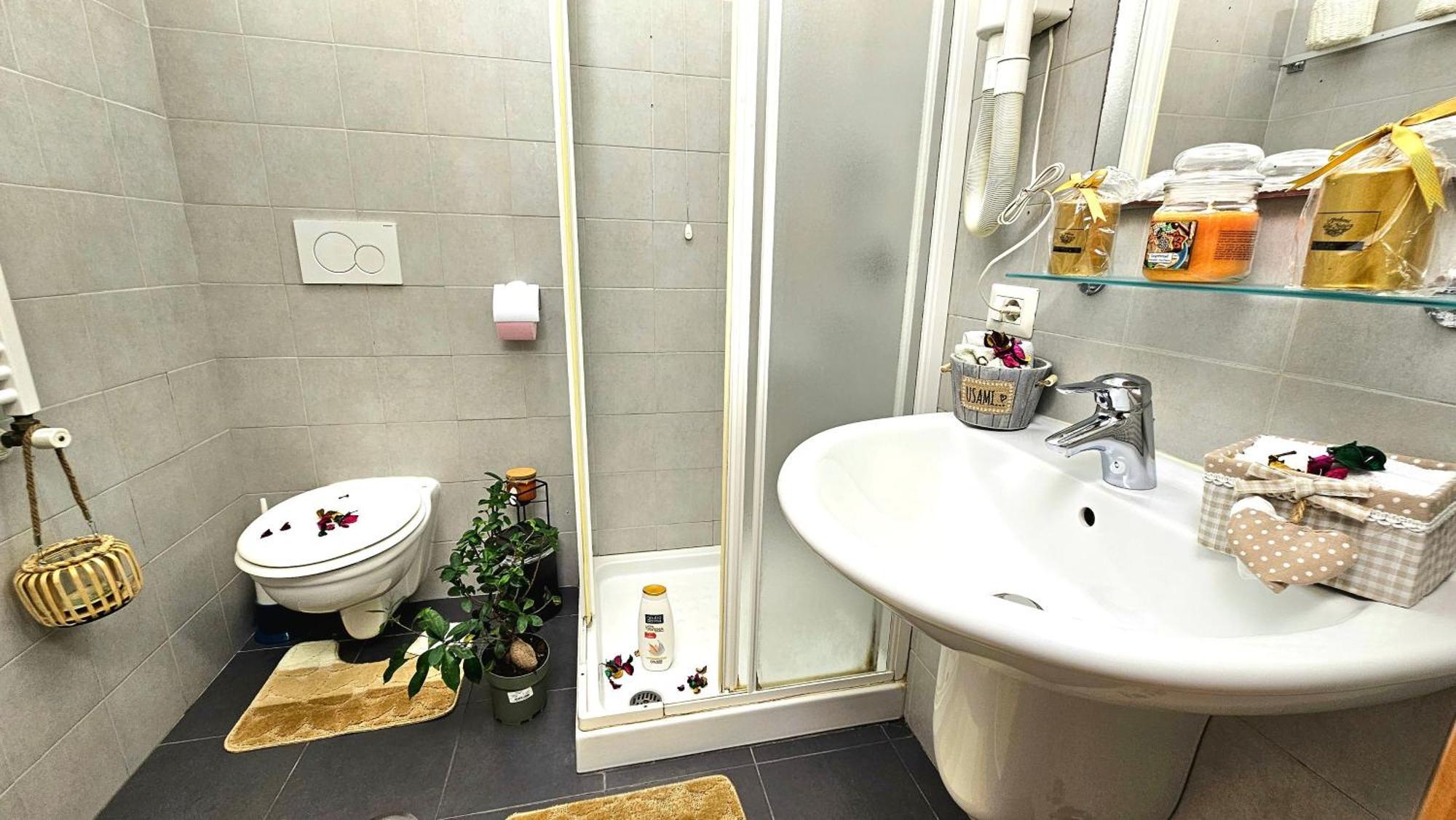 A Casa Simpatia Roma - Free Parking If You Book 4 Nights Bed & Breakfast ภายนอก รูปภาพ