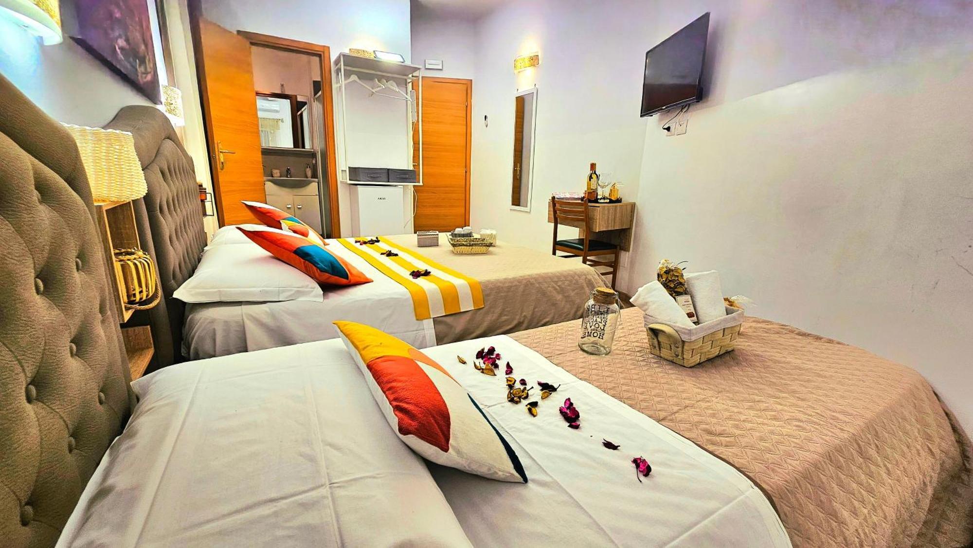 A Casa Simpatia Roma - Free Parking If You Book 4 Nights Bed & Breakfast ภายนอก รูปภาพ