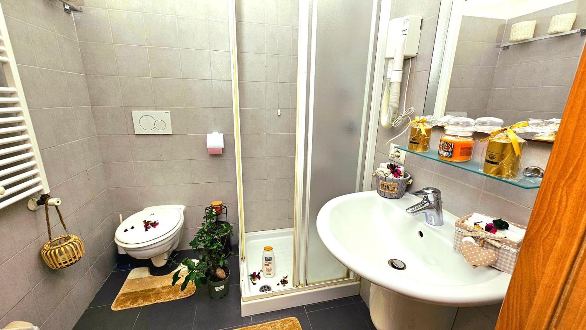 A Casa Simpatia Roma - Free Parking If You Book 4 Nights Bed & Breakfast ภายนอก รูปภาพ